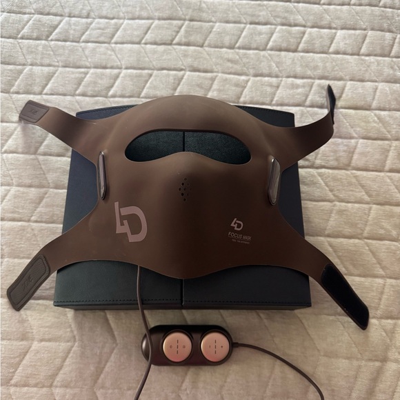 New JOVS 4D Red Light Laser Mask with Accessories - Picture 2 of 5